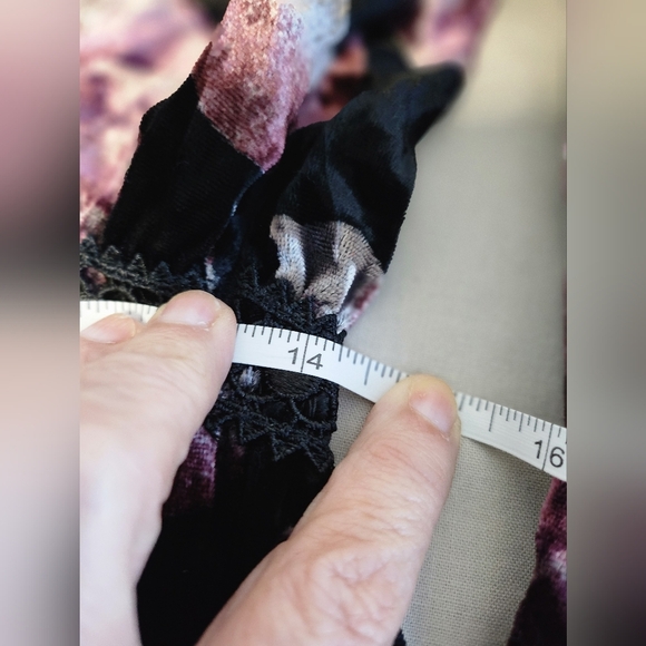 Willow & Clay Black and Pink Rose Long Sleeve Blouse Size Small - Picture 9 of 10